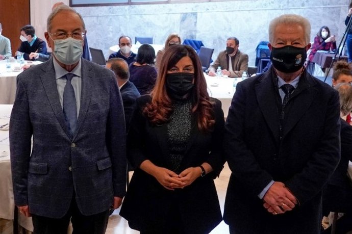 La presidenta del PP, María José Sáenz de Buruaga, en el acto, junto con Alberto Cuartas y Evaristo Domínguez