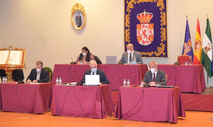 El presidente de la Diputación de Córdoba, Antonio Ruiz, preside el Pleno de la institución provincial.