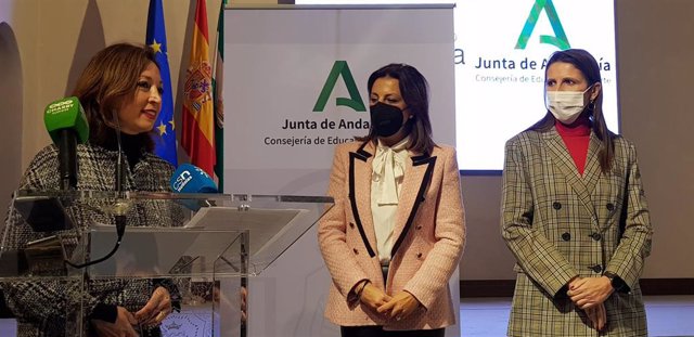 La delegada del Gobierno andaluz en Málaga, Patricia Navarro, junto con la delegada territorial de Educación y Deportes, Mercedes García Paine; y la alcaldesa de la ciudad rondeña, Maripaz Fernández