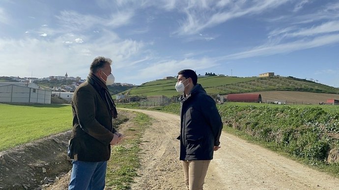 El alcalde de Paterna del Campo (Huelva), Juan Salvador Domínguez (PSOE), visita un camino rural de la localidad.
