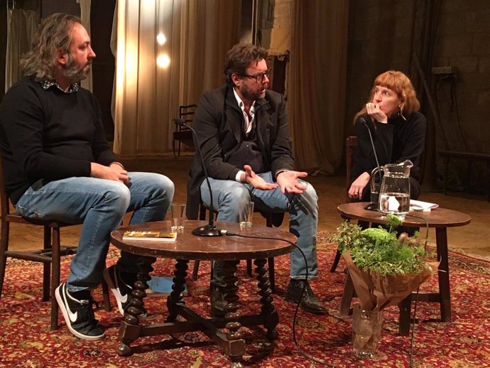 El director teatral Oriol Broggi y el poeta y crítico literario Andreu Gomila presentan su libro 'El record de la bellesa' con la editora, Eugnia Broggi.