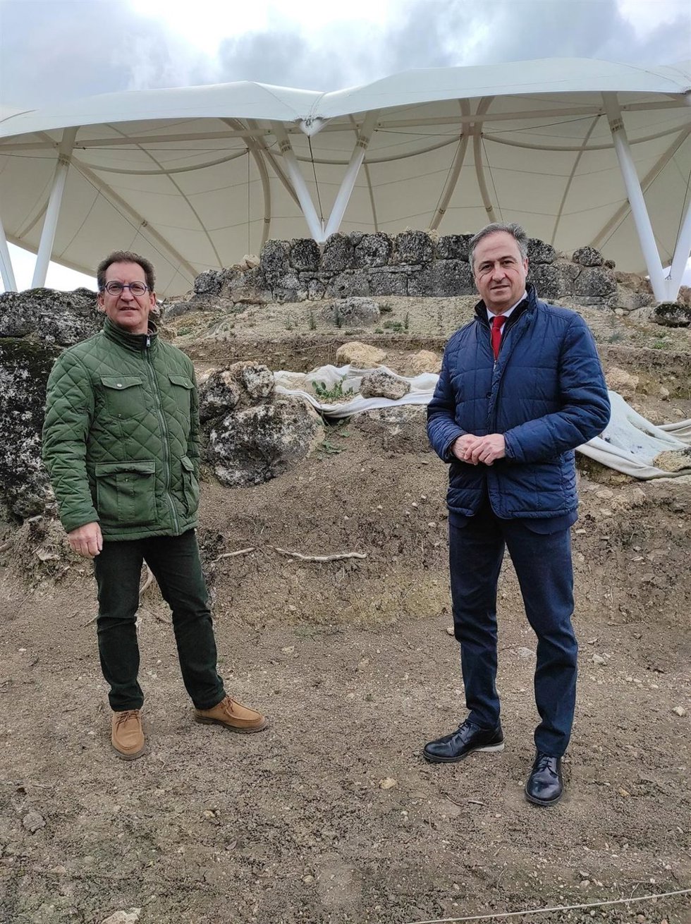 Ángel Pimentel (dcha.), junto a Francisco Casas, ante el yacimiento íbero del Cerro de la Merced, en Cabra.