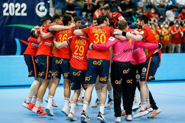 Los jugadores de la selección española de balonmano celebran un triunfo en el Europeo 2022