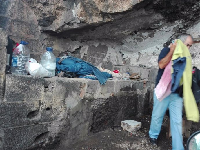 Archivo - Cueva en la que vive una persona sin hogar
