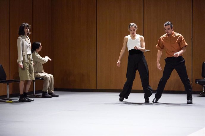 Archivo - Escena de la obra de danza 'Without references', de la coreógrafa belga Van Acker.
