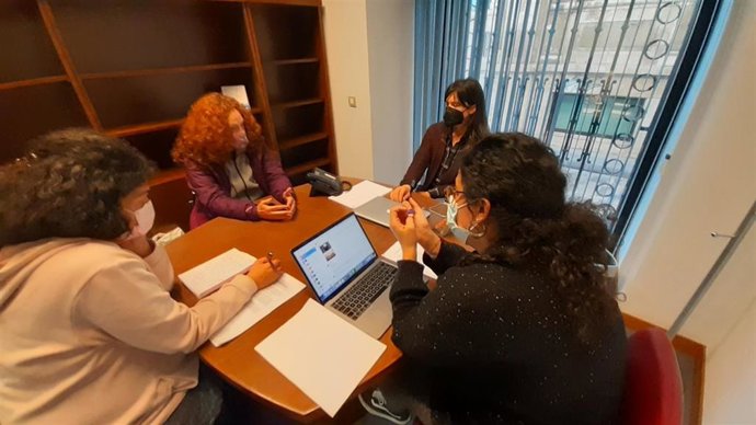 Reunión de Podemos-Equo Xixón con las integrantes de Anadel, Fernanda Blanco y Misha Cristina Iglesias, en el Ayuntamiento de Gijón