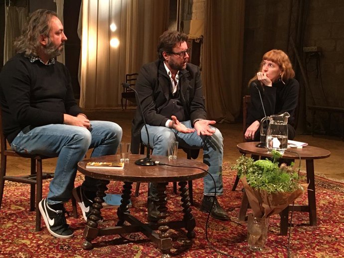 El director teatral Oriol Broggi i el poeta i crític literari Andreu Gomila presenten el llibre