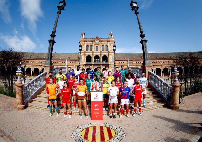 Foto de familia con los capitanes de los equipos de las HSBC Spain Sevens Series de Rugby, en la Plaza de España.