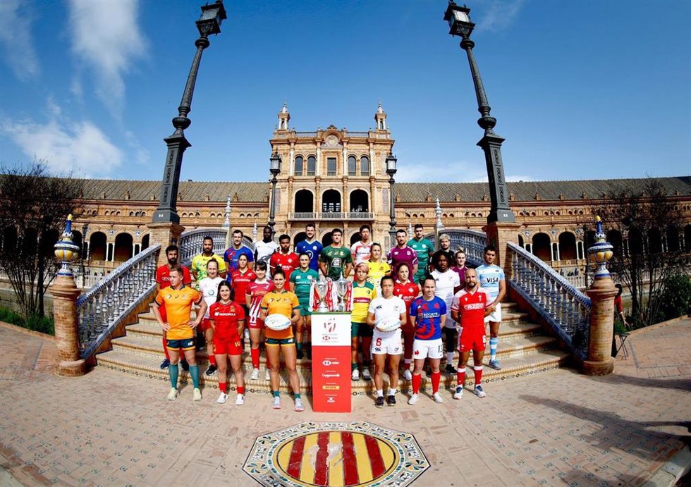 Foto de familia con los capitanes de los equipos de las HSBC Spain Sevens Series de Rugby, en la Plaza de España.