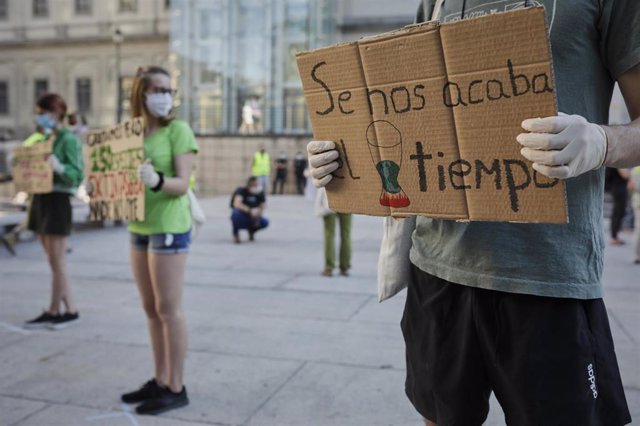 Archivo - Un grupo de jóvenes realiza una acción por la justicia social y ambiental llevada a cabo por las plataformas 2020 Rebelión por el Clima y Alianza por el Clima en Madrid (España) el 5 de junio de 2020.