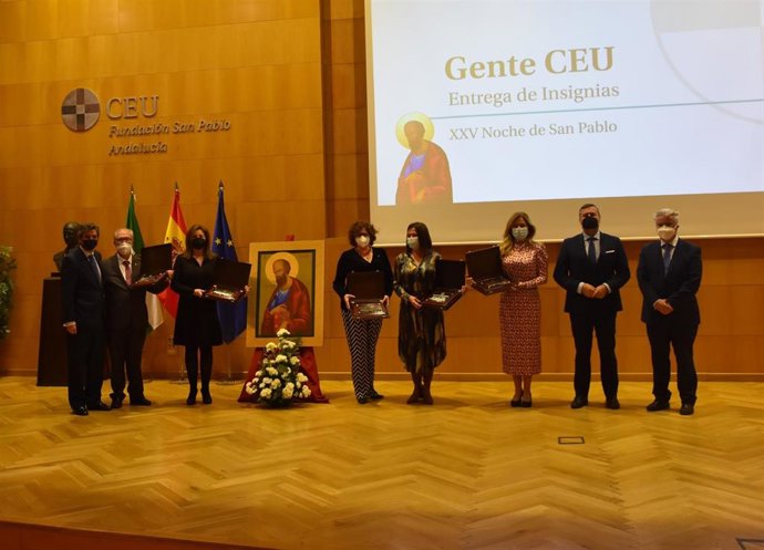 Foto de familia de los dirigentes de CEU en la XXV edición de 'Noche de San Pablo'.