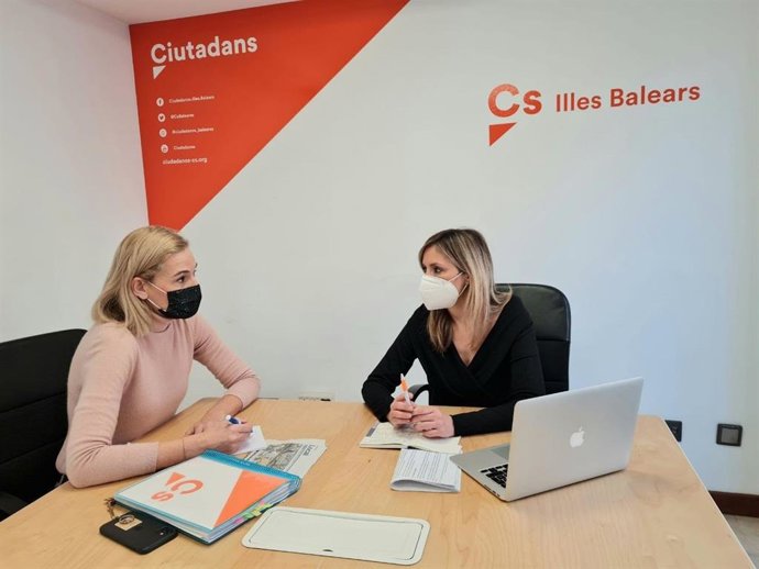 La portavoz de Ciudadanos (Cs) en el Ayuntamiento de Palma, Eva Pomar, y la coordinadora autonómica de Cs en Baleares, Patricia Guasp, en una reunión.