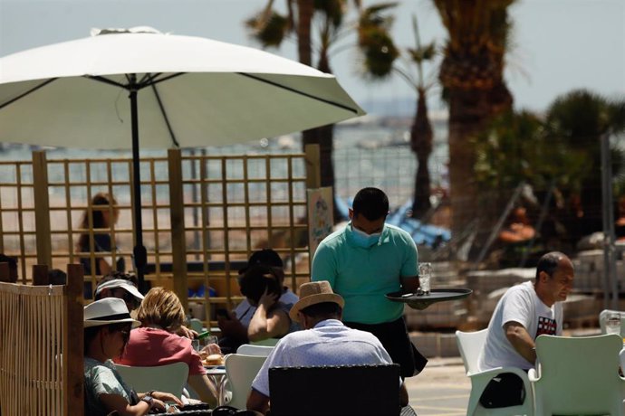 Archivo - Varias personas en la terraza de un bar, frente a una playa de Lo Pagán, en el municipio de San Pedro del Pinatar