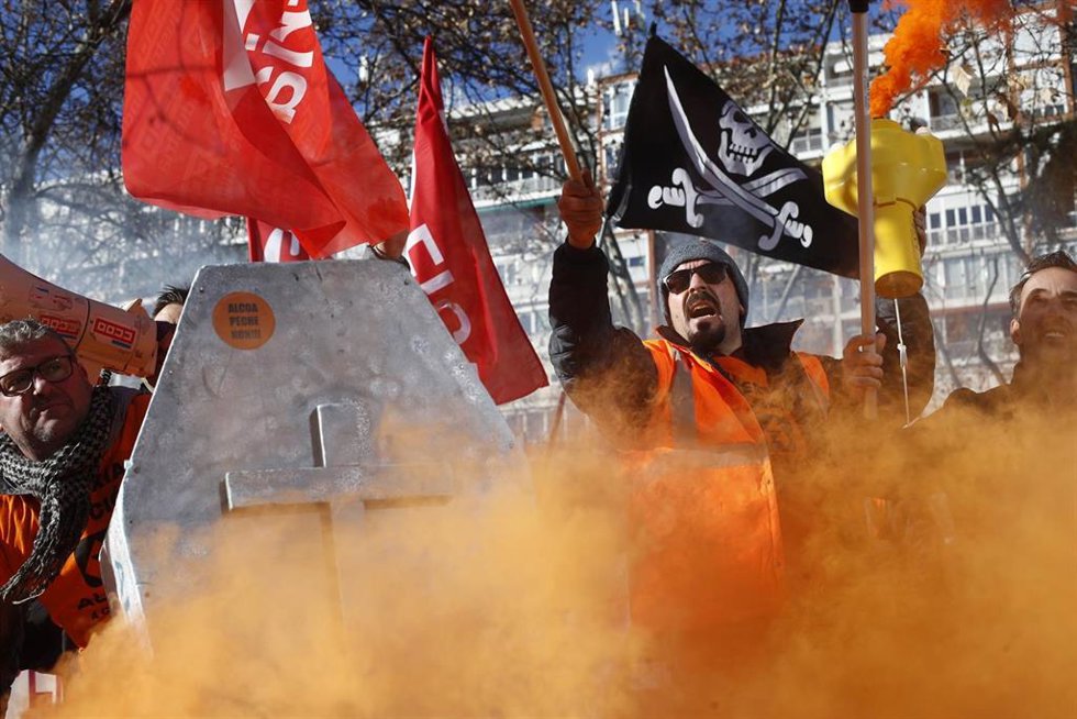 Archivo - Trabajadores de la empresa productora de aluminio, Alcoa, se manifiestan en Madrid en enero de 2019