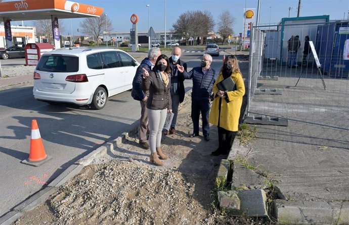 La alcaldesa de Santander, Gema Igual; el concejal de Fomento, César Díaz, asisten al inicio de las obras de reordenación y pavimentación de la calle Repuente de Santander junto a vecinos de la zona