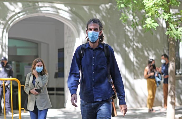 Archivo - El ex secretario de Organización y diputado de Unidas Podemos Alberto Rodríguez a su salida del Tribunal Supremo donde ha acudido para declarar como investigado por una presunta agresión a un policía, en Madrid, (España), a 21 de septiembre de