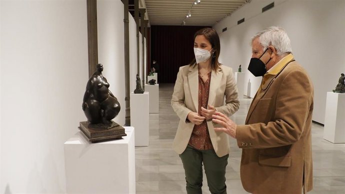 Casanueva visita la muestra 'Área de descanso' de Paco Luque.