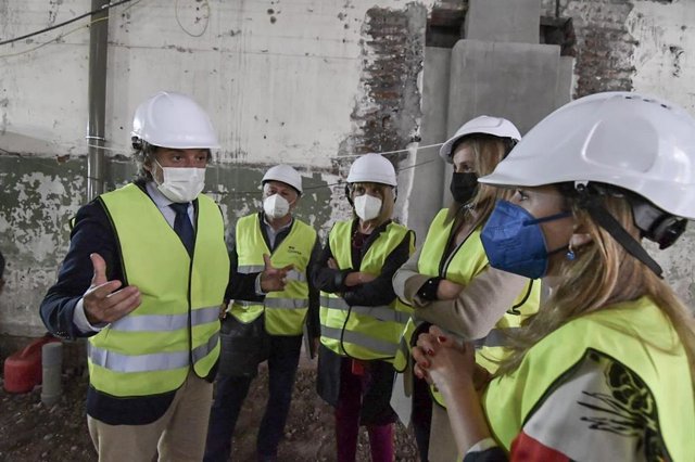 The expansion of the Parliament of the Canary Islands will be completed in December The President of the Parliament, Gustavo Matos (i), and the members of the Chamber's table, on a visit to the expansion works