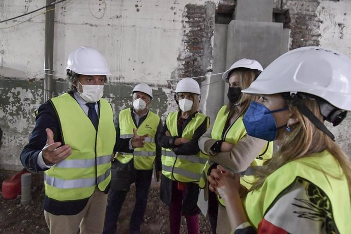 El presidente del Parlamento, Gustavo Matos (i), y los miembros de la mesa de la Cámara, en una visita a las obras de ampliación