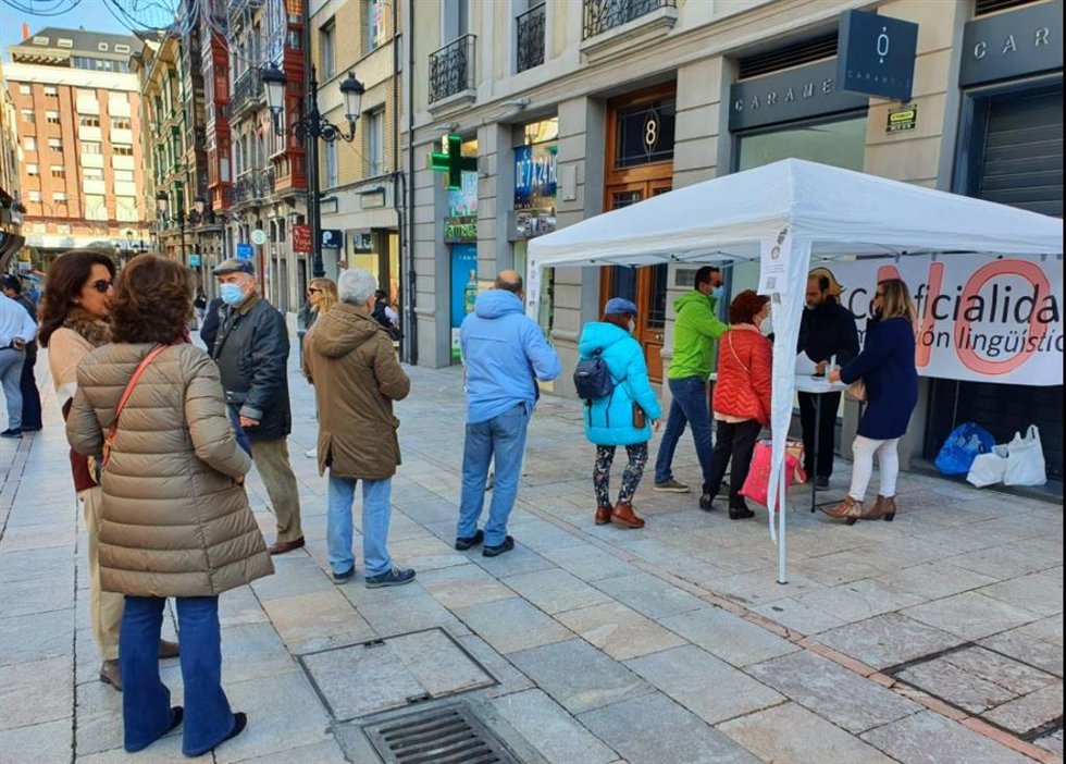Archivo - Recogida de firmas de la Plataforma contra la Cooficialidad del asturiano en Oviedo.