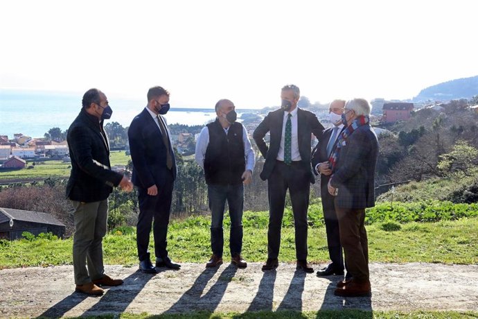 El vicepresindete primeiro de la Xunta, Alfonso Rueda, junto a empresarios durante el Foro Finisterrae celebrado este miércoles.
