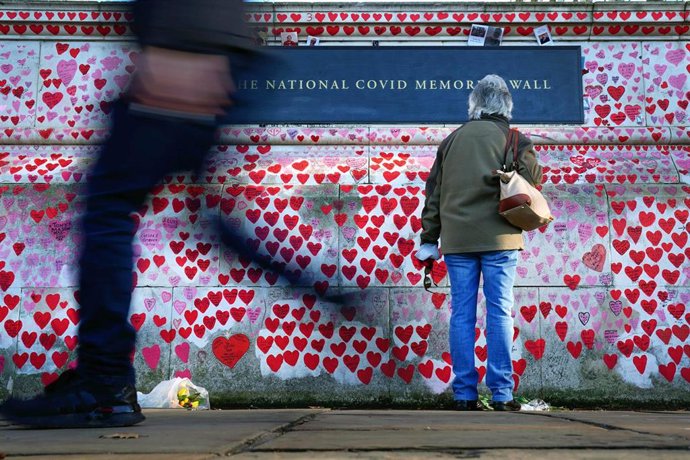 Personas ante el memorial por las víctimas de la COVID-19 en Londres, la capital de Reino Unido. 