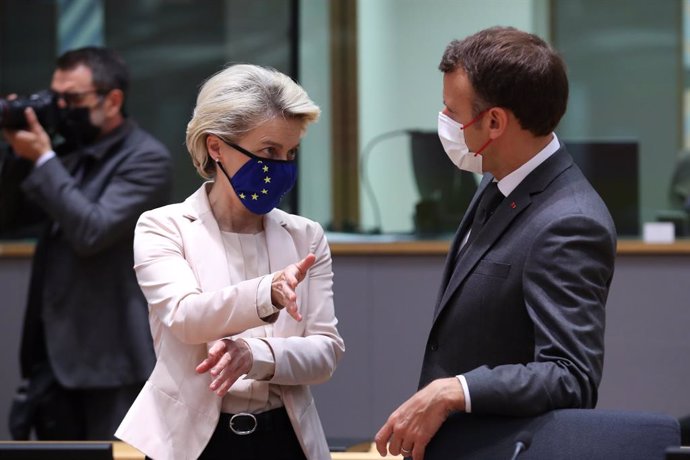 Archivo - HANDOUT - 25 June 2021, Belgium, Brussels: President of the European Commission, Ursula von der Leyen (L)speaks with French President Emmanuel Macron as they attend the second day of the European Union summit at the European Council. Photo: M