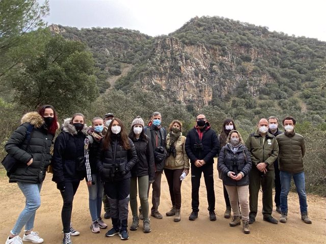 Aloisio (6º dcha.) con alumnos y profesores de la UCO participantes en el Censo Invernal del buitre leonado.