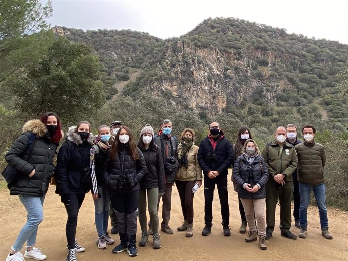 Aloisio (6 dcha.) con alumnos y profesores de la UCO participantes en el Censo Invernal del buitre leonado.