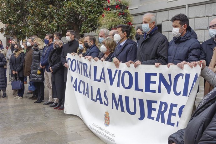 Archivo - Concentración contra la violencia machista ante el Ayuntamiento de Granada