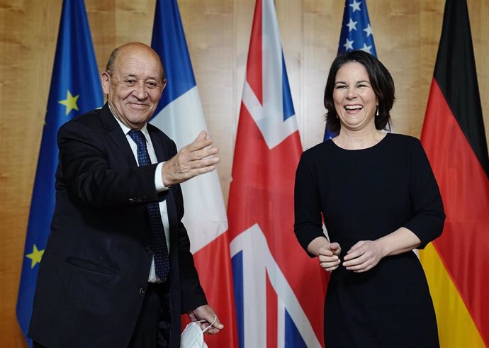 El ministro francés de Exteriores, Jean-Yves Le Drian, y su homóloga alemana, Annalena Baerbock.