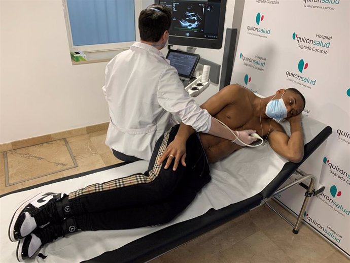 El jugador Anthony Martial, en el momento de realizarse la ecocardio con el doctor Sebastián Rufián.