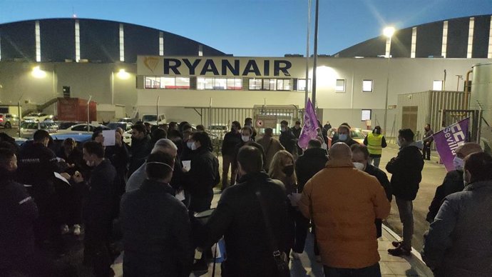 Concentración ante el hangar