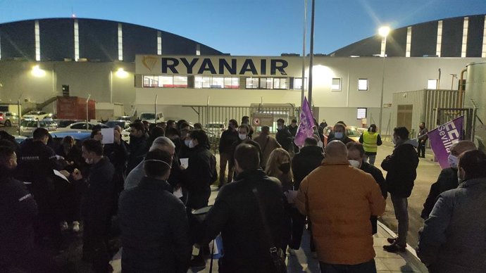 Concentración ante el hangar