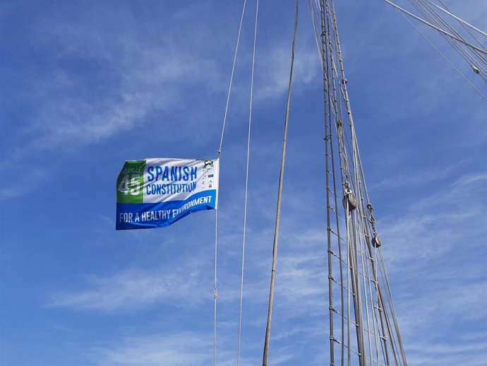 Bandera de SEO/BirdLife ondeando en el Juan Sebastián de Elcano.
