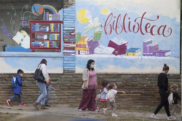 Archivo - Varios niños y niñas entran al CEIP Manuel Mallo de Nadela, durante el primer día del curso escolar 2021-2022 en Educación Infantil y Primaria, a 9 de septiembre de 2021, 