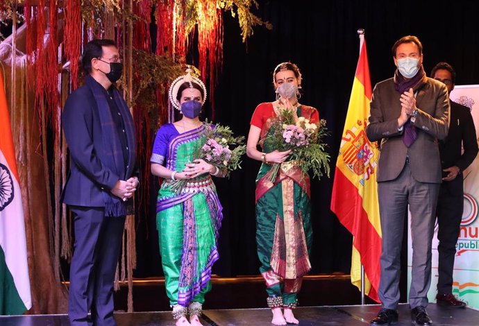 El embajador de India en España, Shri Dinesh K Patnaik (izquierda) y el alcalde de Valladolid, Óscar Puente (derecha), durante el acto celebrado en la Casa de la India.