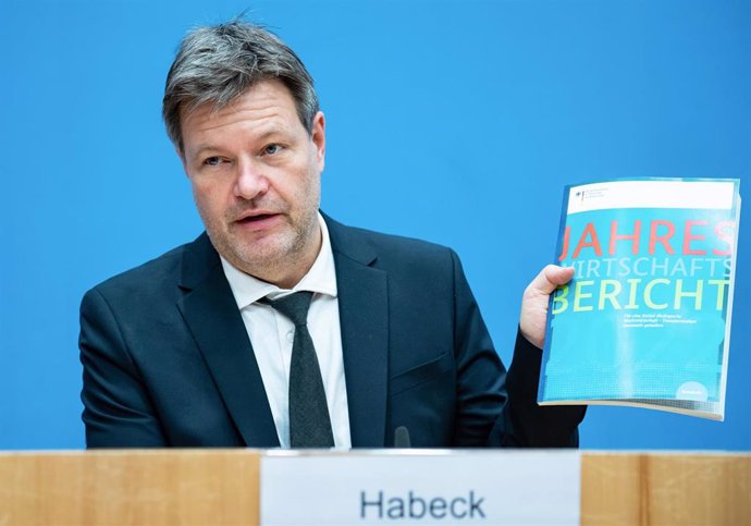 26 January 2022, Berlin: German Minister for Economic Affairs and Climate Protection Robert Habeck presents the Annual Economic Report of 2022 at the Federal Press Conference. Photo: Bernd von Jutrczenka/dpa
