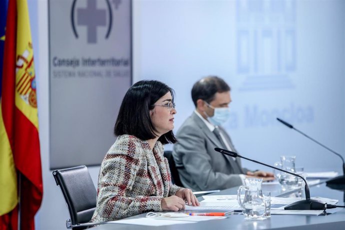 La ministra de Sanidad, Carolina Darias, y el secretario general de salud digital Juan Fernández Muñoz, en una rueda de prensa para informar de los asuntos tratados en el Consejo Interterritorial del Sistema Nacional de Salud, en la Moncloa.