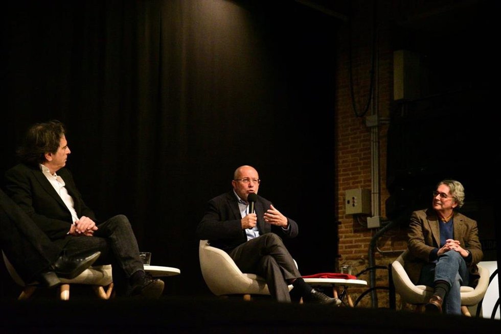 Igea, flanqueado por Arcadi Espada (i) y Andrés Trapiello.