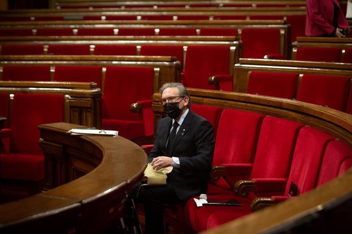Archivo - Imatge d'arxiu - El conseller d'Economia, Jaume Giró, en un ple del Parlament