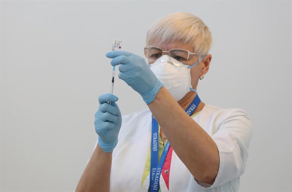 Sanitaria de Letonia con una vacuna del coronavirus