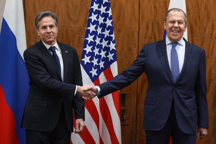 HANDOUT - 21 January 2022, Switzerland, Geneva: USSecretary of State Antony Blinken and Russian Foreign Minister Sergey Lavrov shake hands before their talks over Ukraine, in Geneva. Photo: -/Russian Foreign Ministry/dpa - ATTENTION: editorial use only