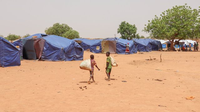 Archivo - Dos niños en un campo de desplazados en Burkina Faso