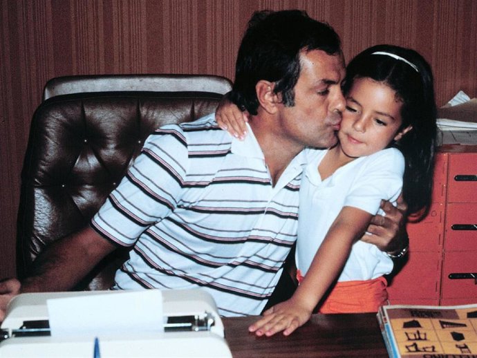 PEDRO CARRASCO CON SU HIJA ROCIITO VERANO DEL 1982