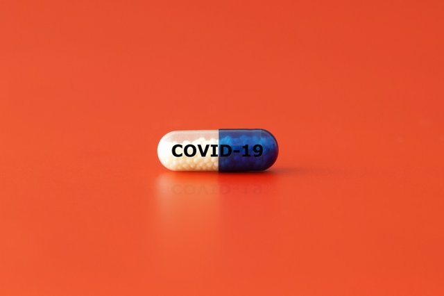 Archivo - Fármaco, tratamiento para la covid-19