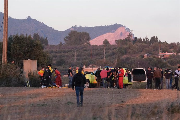 Archivo - Un grupo de sanitarios asiste a un herido en el lugar donde estaba detenido el hombre que protagonizó un tiroteo en Tarragona y huyó, a 14 de diciembre de 2021, en Maspujols, Tarragona.