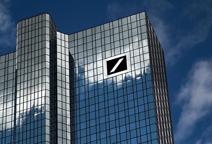 Archivo - FILED - 29 July 2021, Hessen, Frankfurt_Main: Clouds pass over Deutsche Bank's headquarters and are reflected in the facade. Deutsche Bank's fourth-quarter earnings beat expectations. Photo: Arne Dedert/dpa