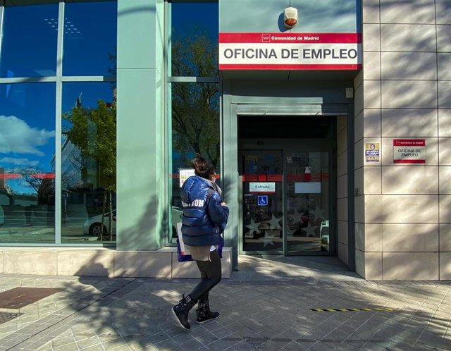 Archivo - Una joven a punto de entrar en una oficina de empleo