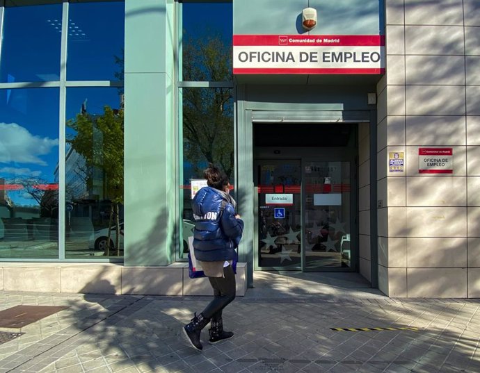 Archivo - Una oficina de empleo de la Comunidad de Madrid, a 2 de diciembre de 2021, en Madrid (España). El número de parados registrados en las oficinas de los servicios públicos de empleo (antiguo Inem) bajó en 74.381 desempleados en noviembre (-2,3%)